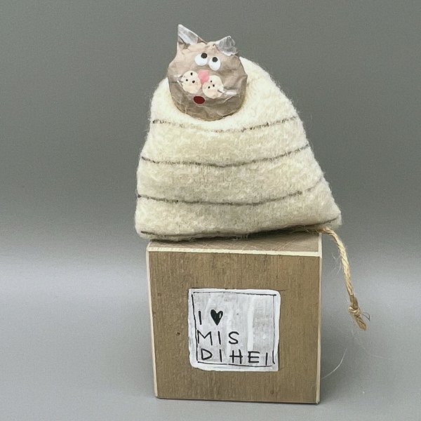 Katze auf Klotz "Ich liebe mis Dihei", weiss