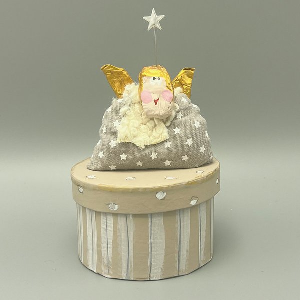 Engel beige auf Box mit Stern, Durchmesser 10 cm